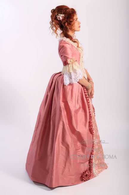 Розовое платье в стиле рококо