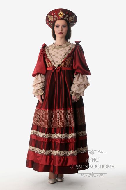 Бордовое платье эпохи Ренессанс