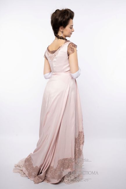 Розовое платье со шлейфом